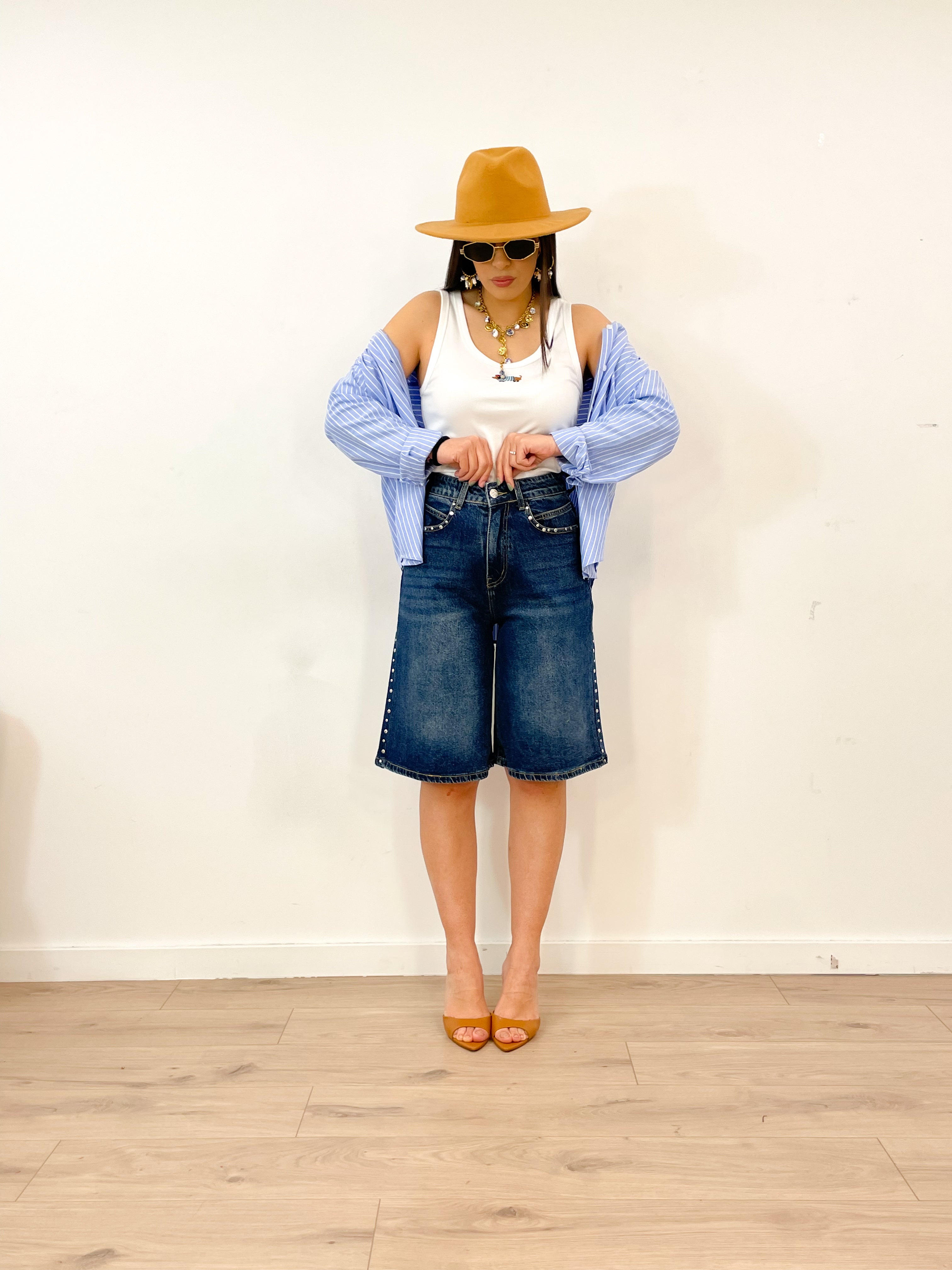 Bermuda di jeans con borchie